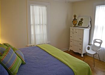 bedroom000.jpg (13368 bytes)