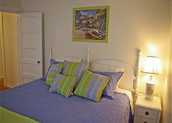 bedroom001.jpg (13976 bytes)