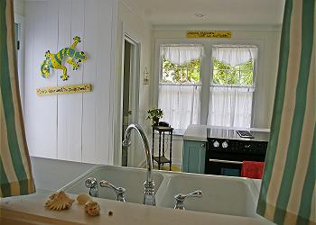 kitchen000.jpg (17184 bytes)