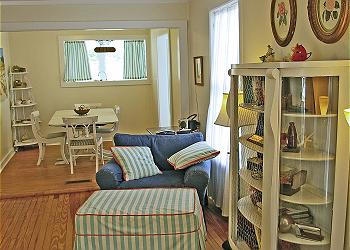 livingroom002.jpg (23940 bytes)